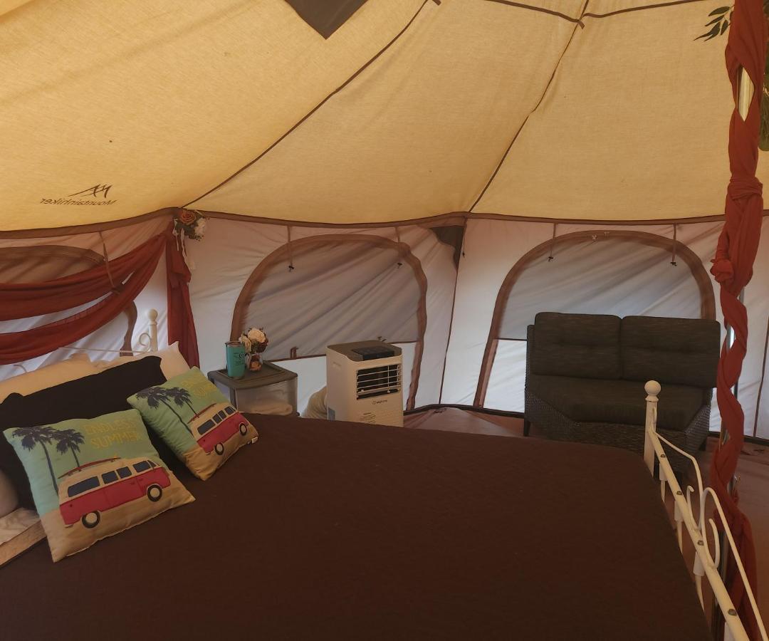 Al'S Hideaway Glamping Tents Hotel Pipe Creek Ngoại thất bức ảnh