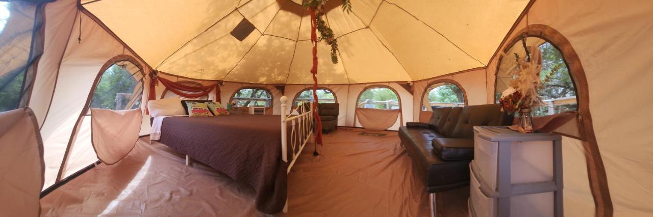 Al'S Hideaway Glamping Tents Hotel Pipe Creek Ngoại thất bức ảnh